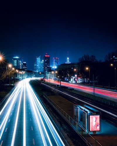 时间流逝在夜间摄影的汽车道路
